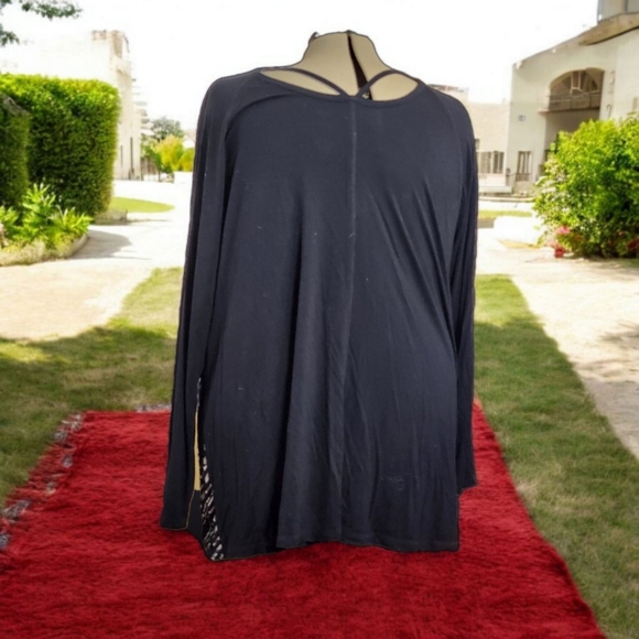 Go from a Night Out to a Workout with this LIVI 26/28 long sleeve tunic - Picture 3 of 4